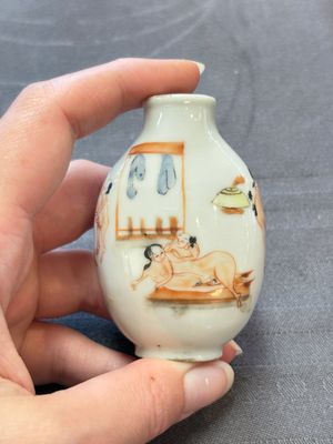 Four Chinese famille rose 'erotic' snuff bottles, Chenghua mark, 19th C. — 照片 1