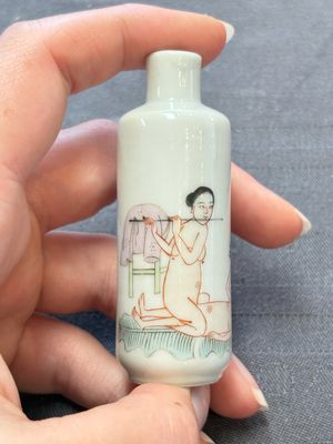 Four Chinese famille rose 'erotic' snuff bottles, Chenghua mark, 19th C. — 照片 13