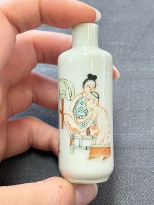 Four Chinese famille rose 'erotic' snuff bottles, Chenghua mark, 19th C. — 照片 15