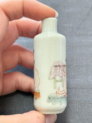 Four Chinese famille rose 'erotic' snuff bottles, Chenghua mark, 19th C. — 照片 16