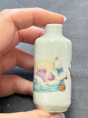 Four Chinese famille rose 'erotic' snuff bottles, Chenghua mark, 19th C. — 照片 20