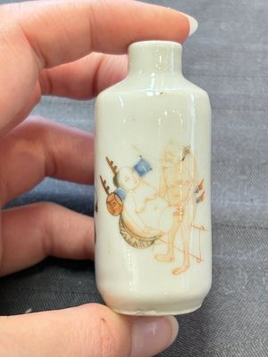 Four Chinese famille rose 'erotic' snuff bottles, Chenghua mark, 19th C. — 照片 21