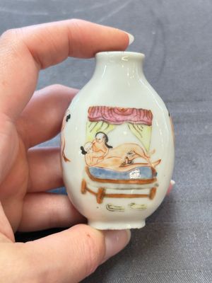 Four Chinese famille rose 'erotic' snuff bottles, Chenghua mark, 19th C. — 照片 3