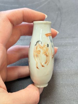 Four Chinese famille rose 'erotic' snuff bottles, Chenghua mark, 19th C. — 照片 4