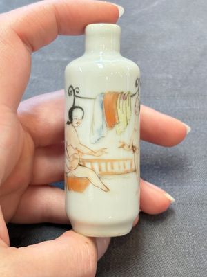 Four Chinese famille rose 'erotic' snuff bottles, Chenghua mark, 19th C. — 照片 8