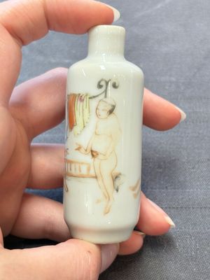 Four Chinese famille rose 'erotic' snuff bottles, Chenghua mark, 19th C. — 照片 9