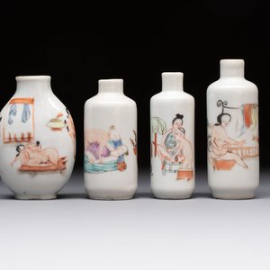 Four Chinese famille rose 'erotic' snuff bottles, Chenghua mark, 19th C. — 照片 1