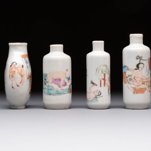Four Chinese famille rose 'erotic' snuff bottles, Chenghua mark, 19th C. — 照片 4