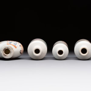 Four Chinese famille rose 'erotic' snuff bottles, Chenghua mark, 19th C. — 照片 5
