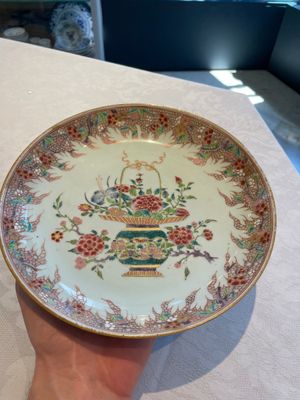 Four Chinese famille rose 'flower basket' plates, Qianlong — photo 3