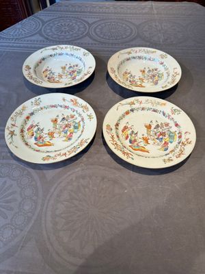 Four Chinese famille rose 'ladies playing music with children' plates, Qianlong — photo 1
