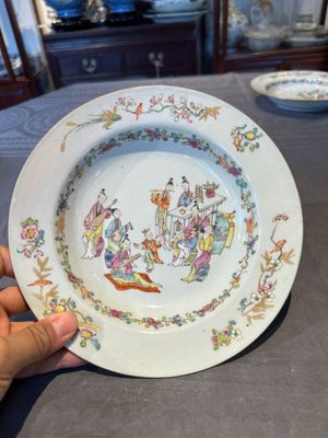 Four Chinese famille rose 'ladies playing music with children' plates, Qianlong — photo 12