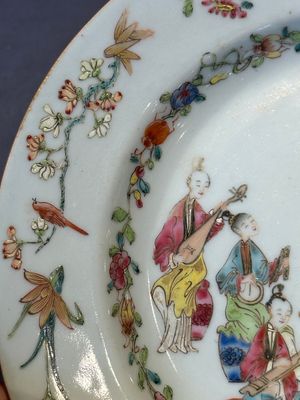 Four Chinese famille rose 'ladies playing music with children' plates, Qianlong — photo 5
