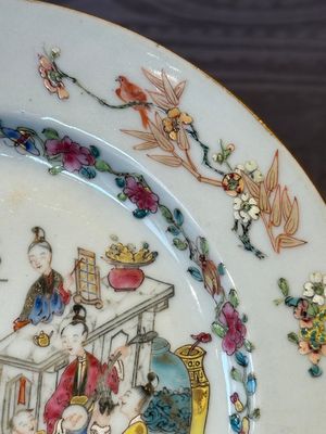 Four Chinese famille rose 'ladies playing music with children' plates, Qianlong — photo 6