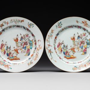 Four Chinese famille rose 'ladies playing music with children' plates, Qianlong — photo 4