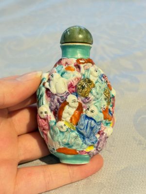 Four Chinese famille rose moulded 'Luohan' snuff bottles, Qianlong marks, 19th C. — photo 11