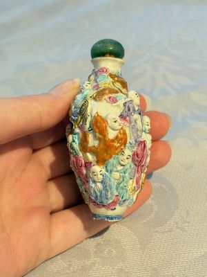 Four Chinese famille rose moulded 'Luohan' snuff bottles, Qianlong marks, 19th C. — photo 25