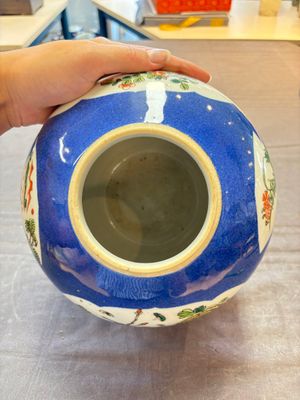 Four Chinese famille rose plates, a blue-glazed vase and a famille verte powder-blue-ground jar, Kangxi and Tongzhi marks, 19th C. — 照片 11