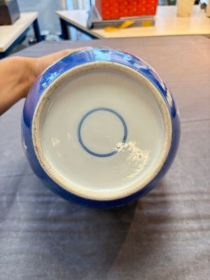 Four Chinese famille rose plates, a blue-glazed vase and a famille verte powder-blue-ground jar, Kangxi and Tongzhi marks, 19th C. — 照片 12