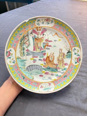 Four Chinese famille rose plates, a blue-glazed vase and a famille verte powder-blue-ground jar, Kangxi and Tongzhi marks, 19th C. — 照片 13