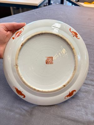 Four Chinese famille rose plates, a blue-glazed vase and a famille verte powder-blue-ground jar, Kangxi and Tongzhi marks, 19th C. — 照片 14