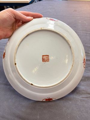 Four Chinese famille rose plates, a blue-glazed vase and a famille verte powder-blue-ground jar, Kangxi and Tongzhi marks, 19th C. — 照片 16