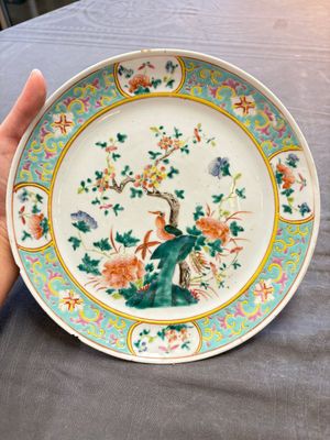 Four Chinese famille rose plates, a blue-glazed vase and a famille verte powder-blue-ground jar, Kangxi and Tongzhi marks, 19th C. — 照片 17