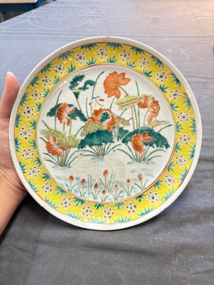 Four Chinese famille rose plates, a blue-glazed vase and a famille verte powder-blue-ground jar, Kangxi and Tongzhi marks, 19th C. — 照片 19