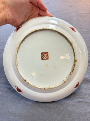 Four Chinese famille rose plates, a blue-glazed vase and a famille verte powder-blue-ground jar, Kangxi and Tongzhi marks, 19th C. — 照片 20