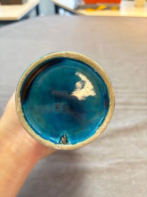 Four Chinese famille rose plates, a blue-glazed vase and a famille verte powder-blue-ground jar, Kangxi and Tongzhi marks, 19th C. — 照片 6
