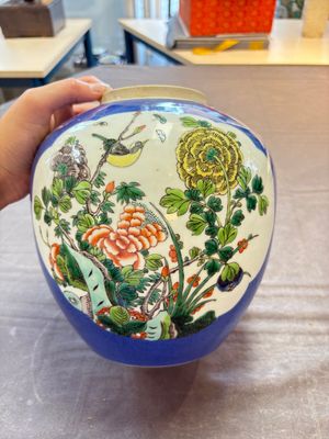 Four Chinese famille rose plates, a blue-glazed vase and a famille verte powder-blue-ground jar, Kangxi and Tongzhi marks, 19th C. — 照片 7