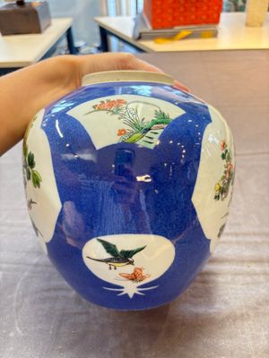Four Chinese famille rose plates, a blue-glazed vase and a famille verte powder-blue-ground jar, Kangxi and Tongzhi marks, 19th C. — 照片 8