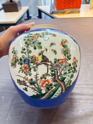 Four Chinese famille rose plates, a blue-glazed vase and a famille verte powder-blue-ground jar, Kangxi and Tongzhi marks, 19th C. — 照片 9