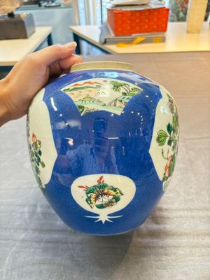 Four Chinese famille rose plates, a blue-glazed vase and a famille verte powder-blue-ground jar, Kangxi and Tongzhi marks, 19th C. — 照片 10