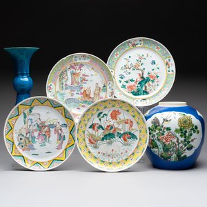 Four Chinese famille rose plates, a blue-glazed vase and a famille verte powder-blue-ground jar, Kangxi and Tongzhi marks, 19th C. — 照片 1