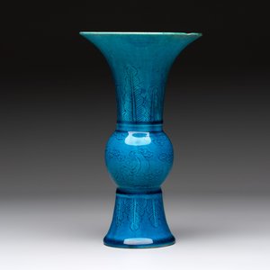 Four Chinese famille rose plates, a blue-glazed vase and a famille verte powder-blue-ground jar, Kangxi and Tongzhi marks, 19th C. — 照片 11