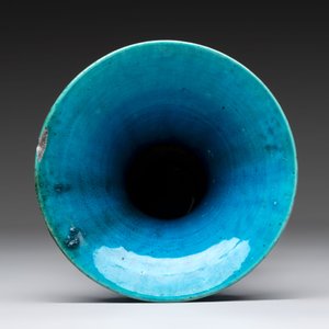Four Chinese famille rose plates, a blue-glazed vase and a famille verte powder-blue-ground jar, Kangxi and Tongzhi marks, 19th C. — 照片 12