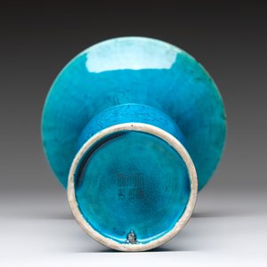 Four Chinese famille rose plates, a blue-glazed vase and a famille verte powder-blue-ground jar, Kangxi and Tongzhi marks, 19th C. — 照片 13