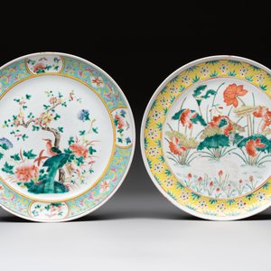 Four Chinese famille rose plates, a blue-glazed vase and a famille verte powder-blue-ground jar, Kangxi and Tongzhi marks, 19th C. — 照片 14