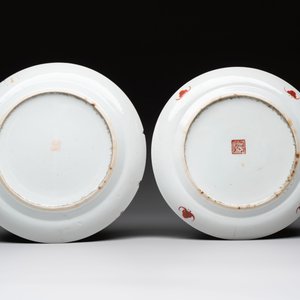 Four Chinese famille rose plates, a blue-glazed vase and a famille verte powder-blue-ground jar, Kangxi and Tongzhi marks, 19th C. — 照片 15