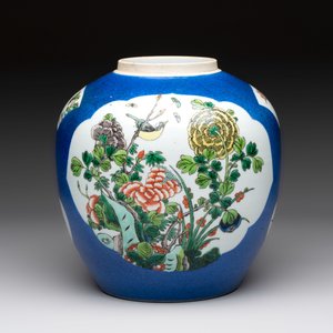 Four Chinese famille rose plates, a blue-glazed vase and a famille verte powder-blue-ground jar, Kangxi and Tongzhi marks, 19th C. — 照片 2