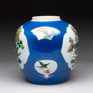 Four Chinese famille rose plates, a blue-glazed vase and a famille verte powder-blue-ground jar, Kangxi and Tongzhi marks, 19th C. — 照片 3