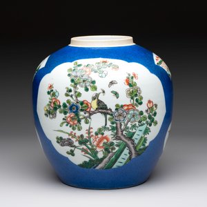Four Chinese famille rose plates, a blue-glazed vase and a famille verte powder-blue-ground jar, Kangxi and Tongzhi marks, 19th C. — 照片 4