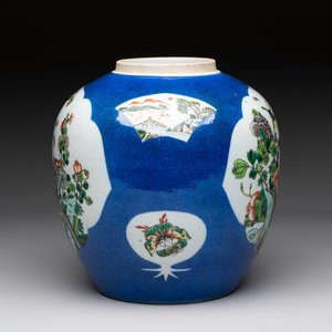 Four Chinese famille rose plates, a blue-glazed vase and a famille verte powder-blue-ground jar, Kangxi and Tongzhi marks, 19th C. — 照片 5
