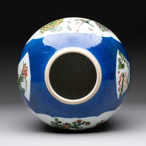 Four Chinese famille rose plates, a blue-glazed vase and a famille verte powder-blue-ground jar, Kangxi and Tongzhi marks, 19th C. — 照片 6