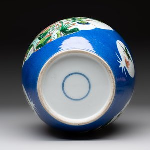 Four Chinese famille rose plates, a blue-glazed vase and a famille verte powder-blue-ground jar, Kangxi and Tongzhi marks, 19th C. — 照片 7