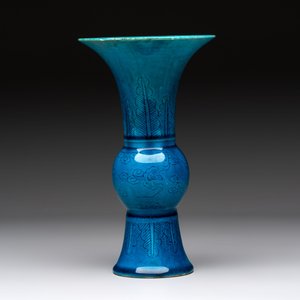 Four Chinese famille rose plates, a blue-glazed vase and a famille verte powder-blue-ground jar, Kangxi and Tongzhi marks, 19th C. — 照片 8