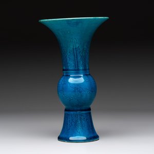 Four Chinese famille rose plates, a blue-glazed vase and a famille verte powder-blue-ground jar, Kangxi and Tongzhi marks, 19th C. — 照片 9
