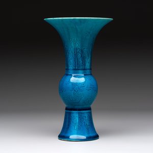 Four Chinese famille rose plates, a blue-glazed vase and a famille verte powder-blue-ground jar, Kangxi and Tongzhi marks, 19th C. — 照片 10
