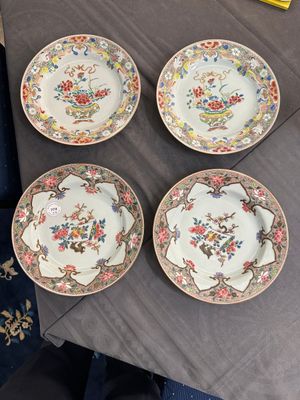 Four Chinese famille rose plates with floral design, Qianlong — foto 1